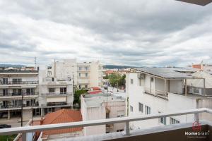 balcone con vista sulla città. di The Perikleous project by homebrain a Alexandroupoli