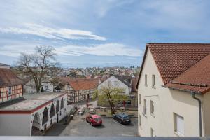 Blick auf eine Stadt mit Gebäuden und Autos in der Unterkunft Gasthof Sondergeld in Hofbieber