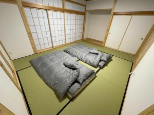 Una habitación con una cama en el medio. en ミロクハウス, en Daisen