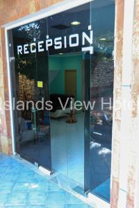 wejście do szklanych drzwi budynku w obiekcie Islands View Hotel w mieście Ksamil
