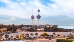 فندق آدامز في الكويت: برجين في مدينة يوجد بها موقف للسيارات