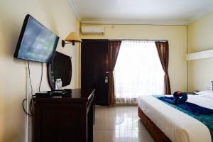 TV a/nebo společenská místnost v ubytování Taman Ayu Legian Hotel