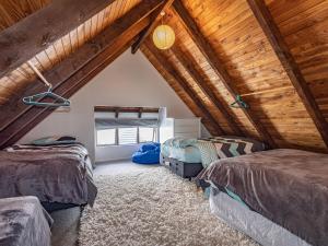 two beds in a attic room with wooden ceilings at Alpine Delight - National Park Holiday Home in National Park