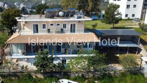 widok z góry na dom z wyprzedanym napisem w obiekcie Islands View Hotel w mieście Ksamil
