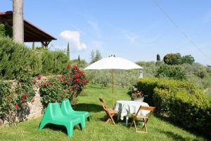 A garden outside La Tuia Vacanze apt for 4PP and apt for 2PP