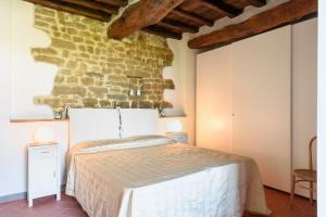 A bed or beds in a room at La Tuia Vacanze apt for 4PP and apt for 2PP