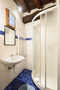 A bathroom at La Tuia Vacanze apt for 4PP and apt for 2PP