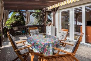 einen Tisch und Stühle auf einer Terrasse in der Unterkunft Ferienwohnung Luise in Sexau