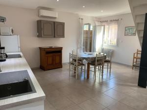 Eldhús eða eldhúskrókur á Maison de vacances tout confort avec garage facile d'accès