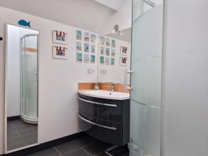 łazienka z umywalką i prysznicem w obiekcie Le Coligny, Appt 100m mer et parking w La Rochelle