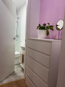 een badkamer met een witte dressoir met een potplant erop bij Casa Teatre in Inca