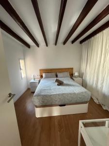 um quarto com uma cama grande e pisos em madeira em Casa Teatre em Inca