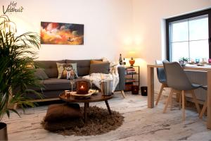 un soggiorno con divano e tavolo di Het Veldhuis ad As