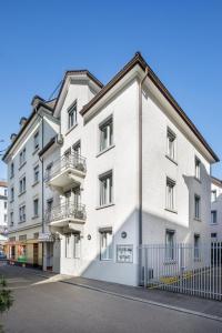ein Apartmenthaus auf einer Straße in der Unterkunft Aparthotel Familie Hugenschmidt in Zürich