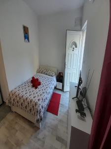 un dormitorio con una cama con un animal de peluche rojo en Apartments Dalamar en Babino Polje