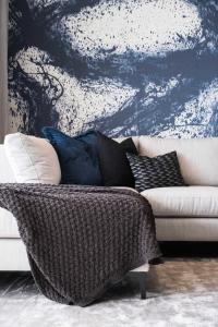 un sofá con almohadas en la sala de estar en The Marlo Luxury Suites by Totalstay, en Ciudad del Cabo