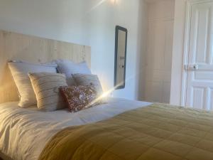 una camera da letto con un grande letto con uno specchio di Chambres d hôtes du Moulin à papier a Saint-Brieuc