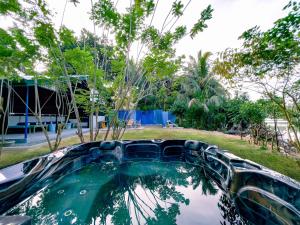 een zwembad in een achtertuin met een glijbaan bij Lost & Found Hostel Weligama in Weligama