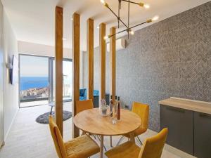 een eetkamer met een tafel en stoelen bij Luxury Amarin Apartment in Dubrovnik