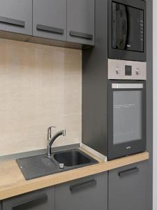 Kuchyň nebo kuchyňský kout v ubytování Luxury Amarin Apartment