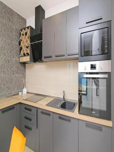 cocina con fregadero y microondas en Luxury Amarin Apartment, en Dubrovnik