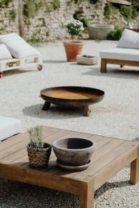 - une table en bois avec un bol en haut dans l'établissement Monna Terra B&B, à Fermo