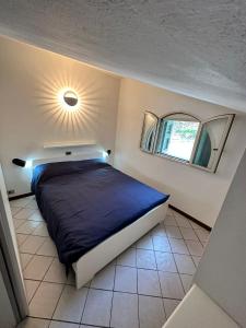 a bedroom with a bed and a window in it at Le vasche - by the sea - nice apartment in Cavo