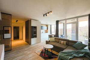 uma sala de estar com um sofá e uma mesa em Luxury Apt. Near River & Parking em Timisoara