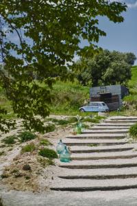 un conjunto de escaleras con coche y edificio en Monna Terra B&B, en Fermo