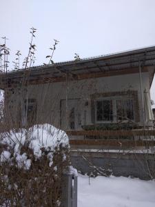een huis met sneeuw ervoor bij Bungalow am Schwielochsee in Schwielochsee