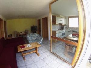 een woonkamer met een spiegel bij Alvetern Tschuetta in Scuol