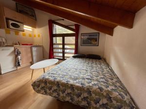 Studio 1411 في Ustou: غرفة نوم فيها سرير وطاولة فيها