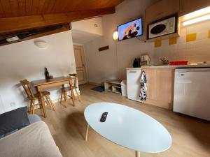 uma cozinha e uma sala de estar com um sofá e uma mesa em Studio 1411 em Ustou