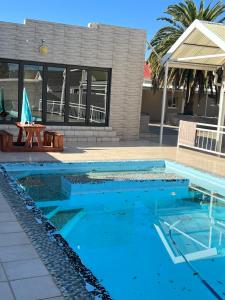 een zwembad met blauw water voor een gebouw bij 90@Berry in Queenstown