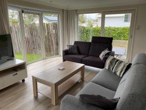 sala de estar con sofá y mesa de centro en Coco's Beach Resort, en Sint Annaland