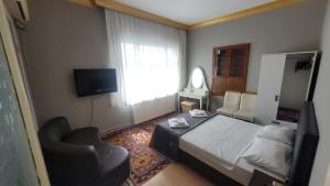 TV a/nebo společenská místnost v ubytování MEHMET BEY HOTEL