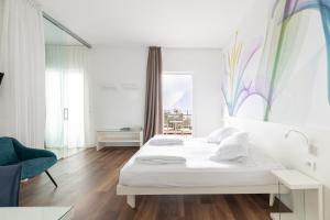 Imagen de la galería de Hotel Baia Azzurra - Lake Front, en Nago-Torbole