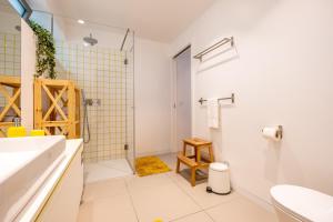 uma casa de banho com um chuveiro, um lavatório e um WC. em Moliceiros Aveiro em Aveiro