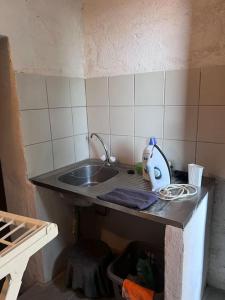 eine Küche mit einer Spüle und einer Arbeitsplatte in der Unterkunft Spacieux studio vue panoramique in Propriano