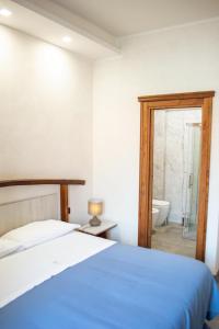 um quarto com uma cama e uma casa de banho com uma banheira em Palazzo Iaquinta - Luxury Rooms & Wellness em Cicerale