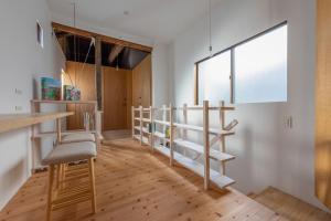 Habitación con litera, mesa y silla en Bokuyado Nishijin, en Kioto