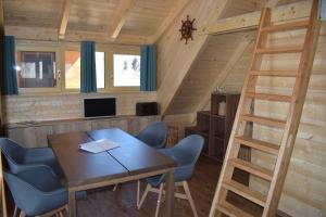 TV a/nebo společenská místnost v ubytování Chalet im See - Nr 51