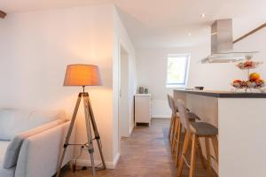 een kamer met een keuken en een tafel met een lamp bij Urlaub auf dem Lande - Ferien-Apartment Nord-Ost in Gremersdorf