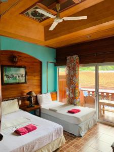 Postel nebo postele na pokoji v ubytování Koh Tao Tropicana Resort
