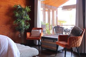 恩塞納達港的住宿－Paraíso del Valle，一间卧室配有两把椅子、一张桌子和一个窗户