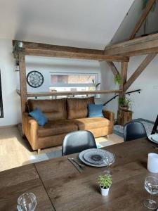 ein Wohnzimmer mit einem Tisch und einem Sofa in der Unterkunft Gîte à 10 min d'Europa-park in Rhinau