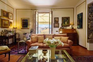 een woonkamer met een bank en een tafel bij Residenza del Bravo in Impruneta
