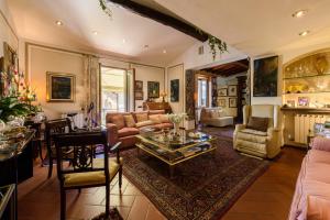 a living room with a couch and a table at Residenza del Bravo in Impruneta