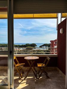 d'une table et de chaises sur un balcon avec vue sur l'océan. dans l'établissement Casa Pinolo Monolocale Vista Mare, à Follonica