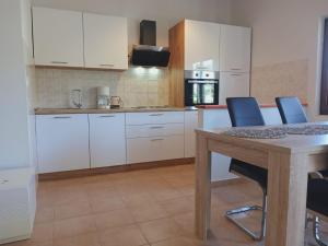 Kuchyňa alebo kuchynka v ubytovaní Apartments Franić